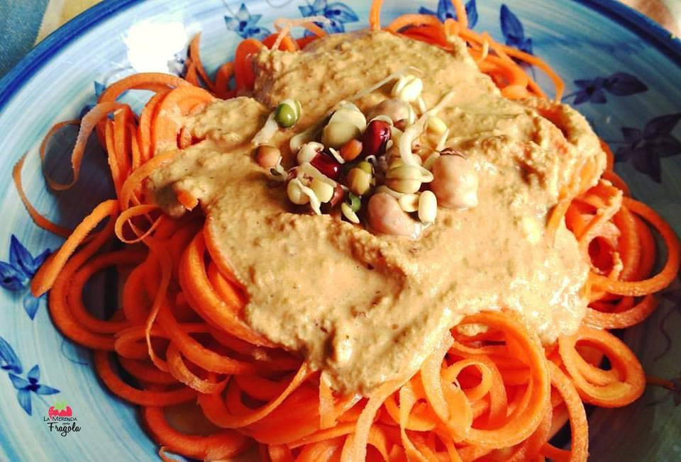 Spaghetti-carote-hummus-legumi