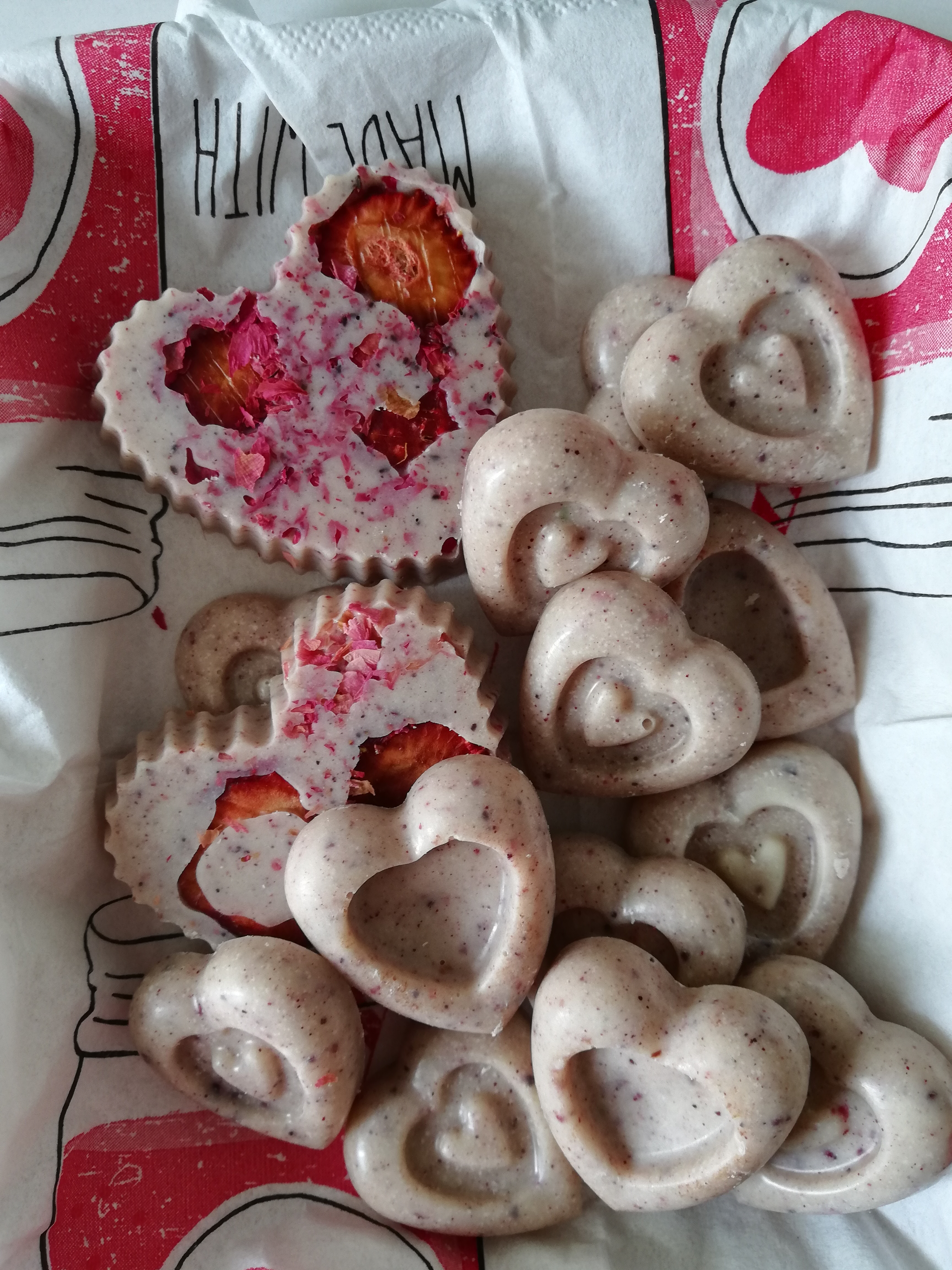 Cuoricini di cioccolato vegan con polvere di more e petali di rose essiccati  - La merenda della Fragola